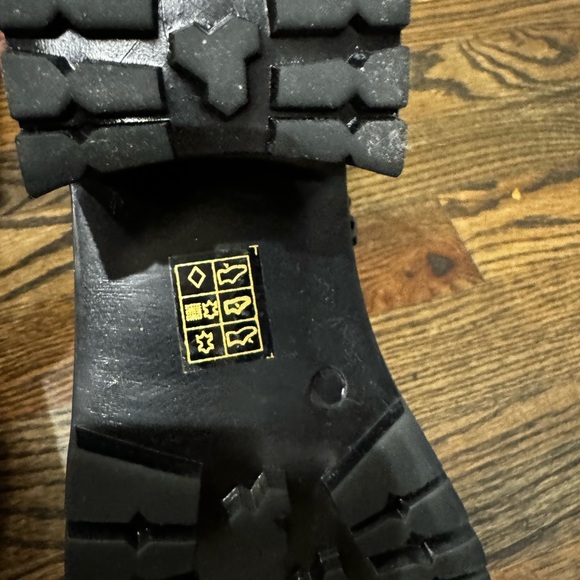 New never worn signature leather boots - Picture 4 of 5